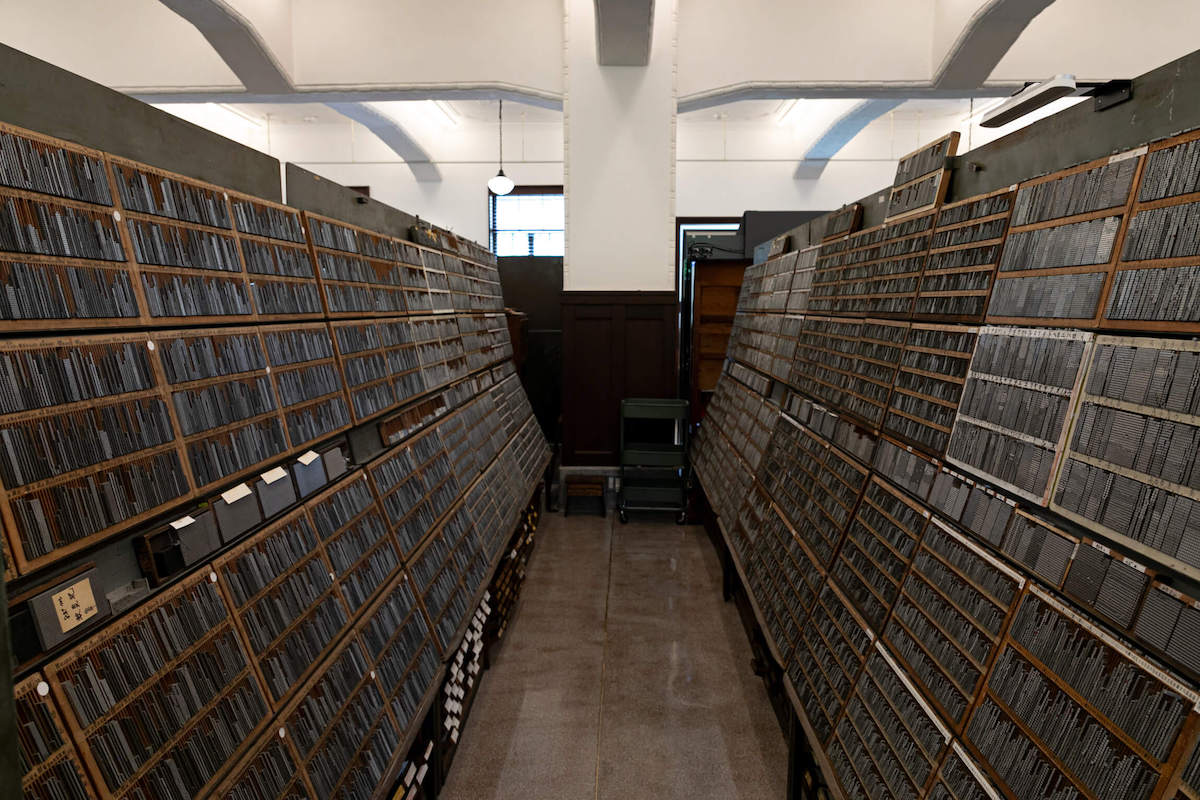 1階の活版印刷作業場にある棚（ウマ）。ひとりの職人が使う棚は3列４〜・5段、約2500字