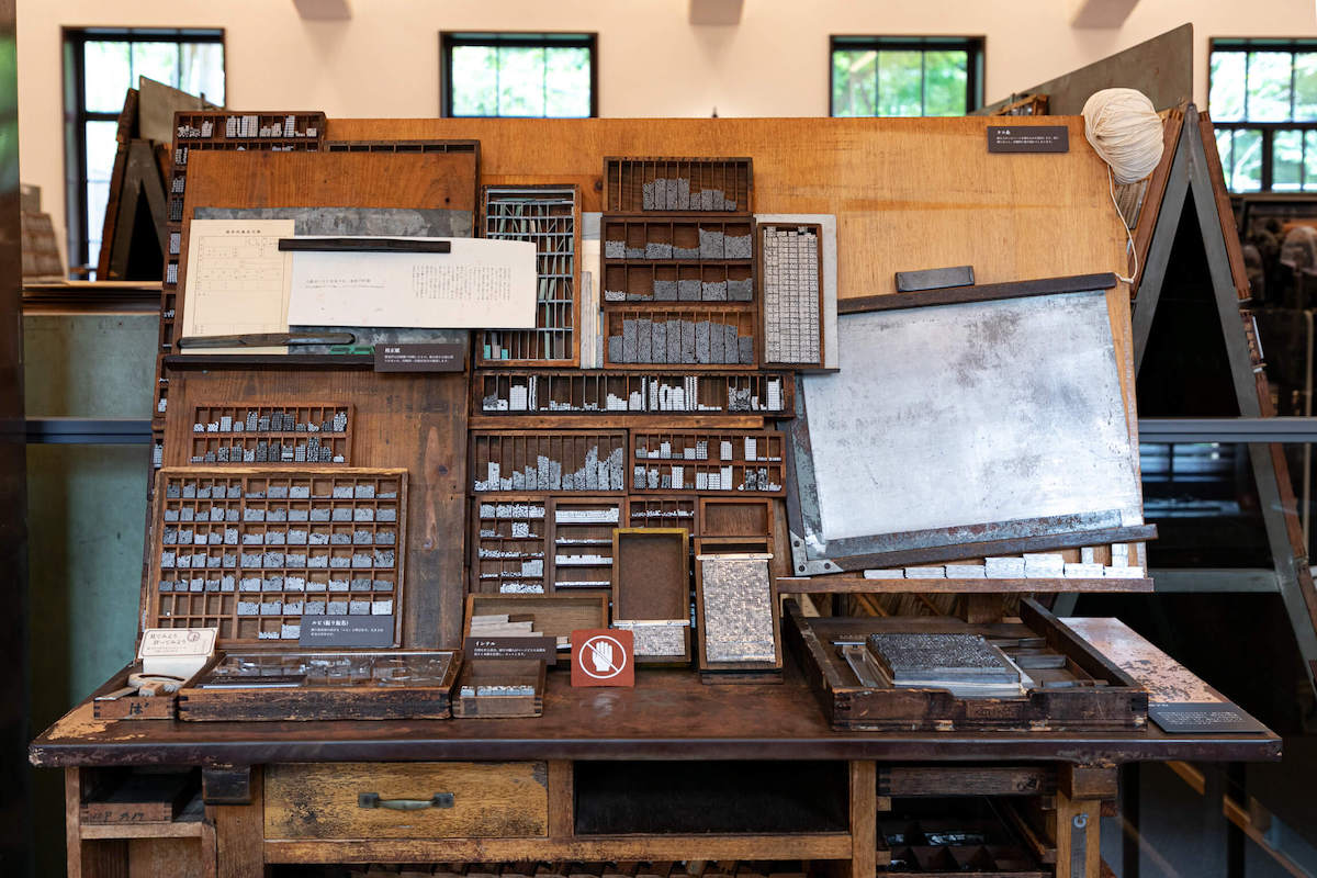 実際に使われていた植字する作業台を展示