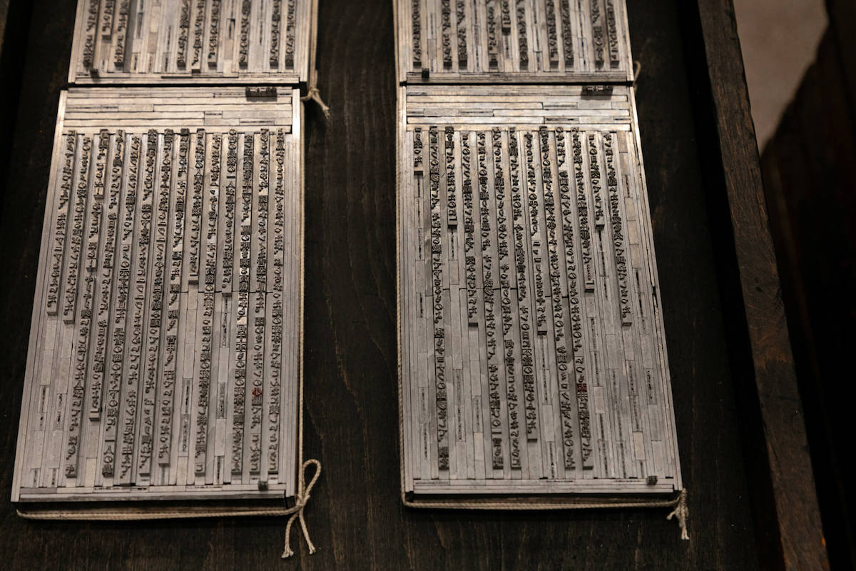 活字が組み込まれた組版。崩れないようにタコ糸で縛る