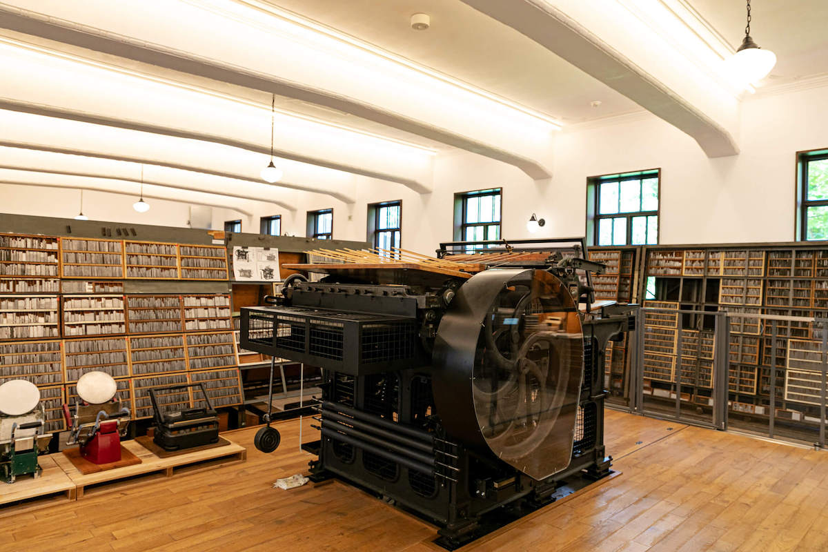 印刷所にある戦前に製造された平台印刷機（平らな台に紙をのせて印刷する機械）