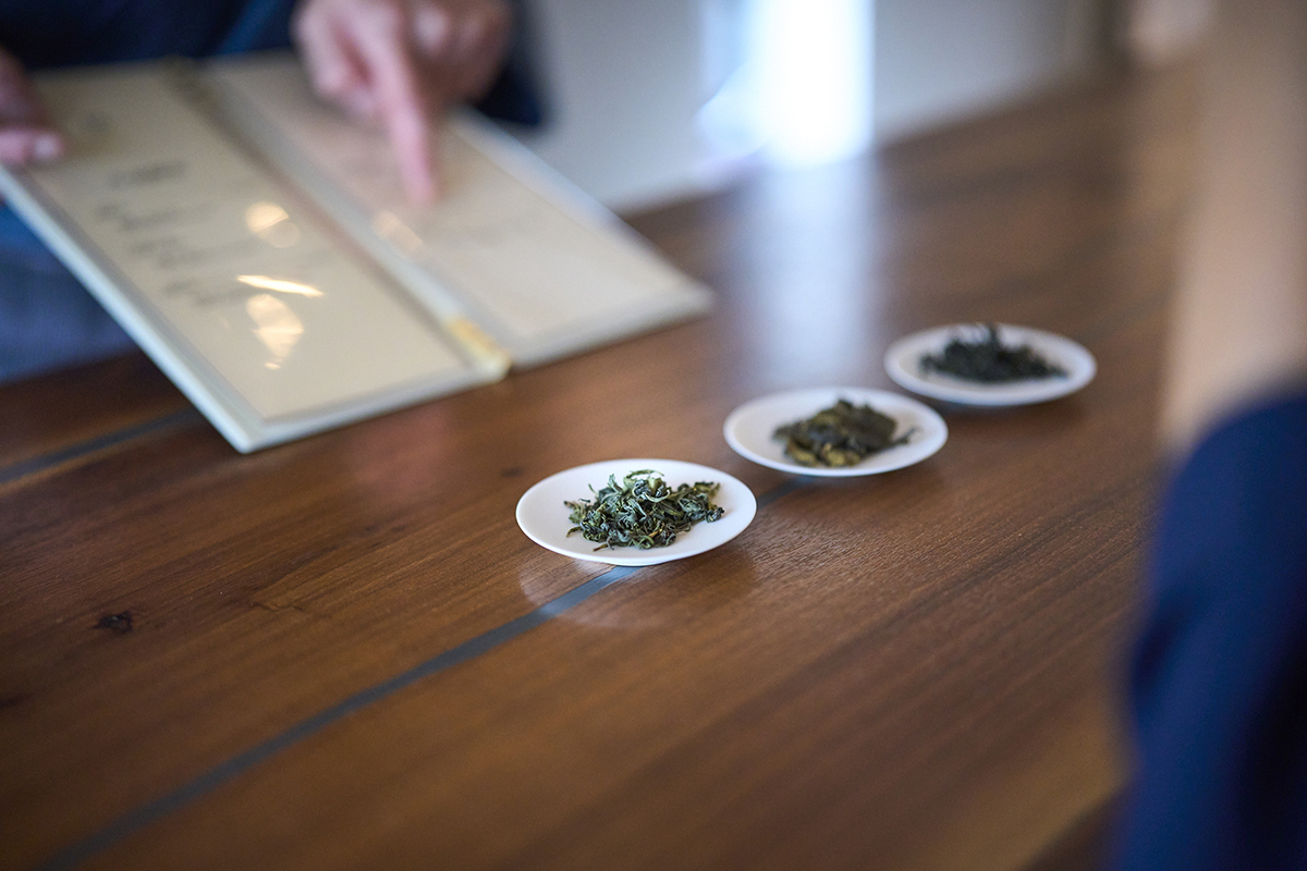 手前から「香駿（こうしゅん）」0,000円、「青桃（あおもも）」1,900円、「ふくみどり」0,000円