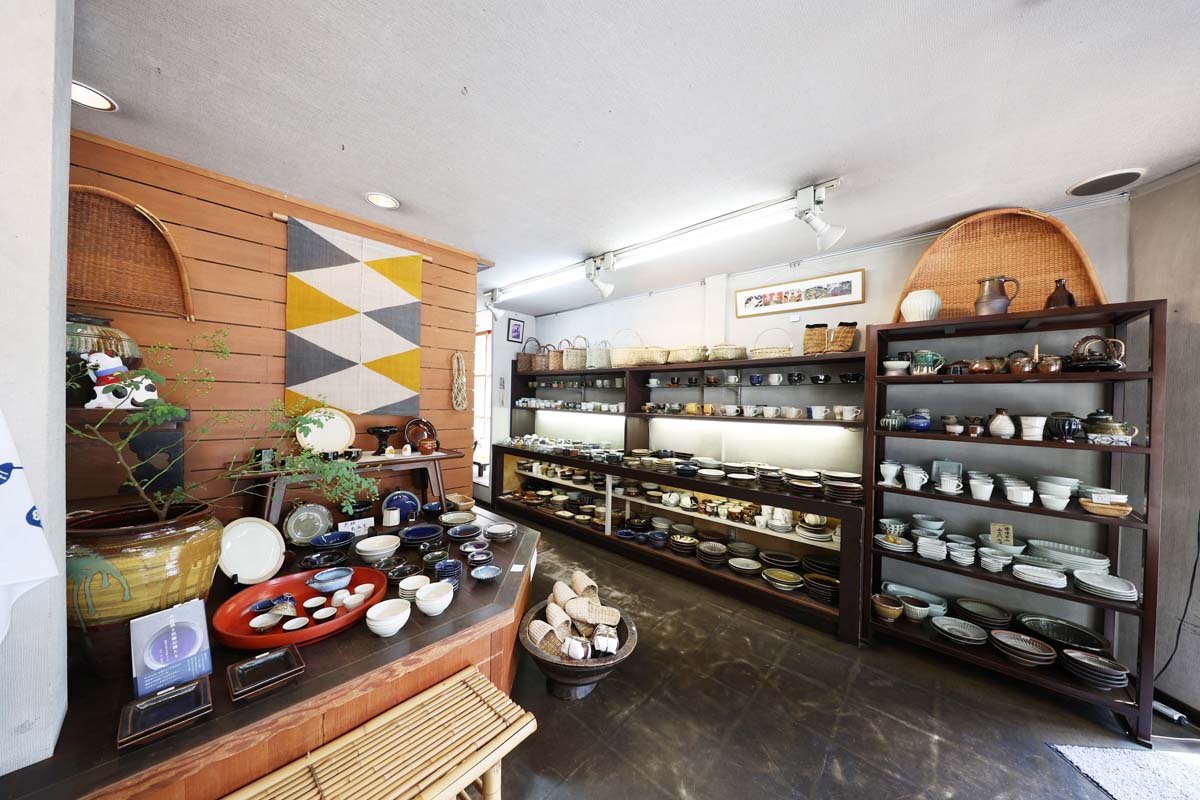 1階は焼きものやガラス作品などうつわがメイン