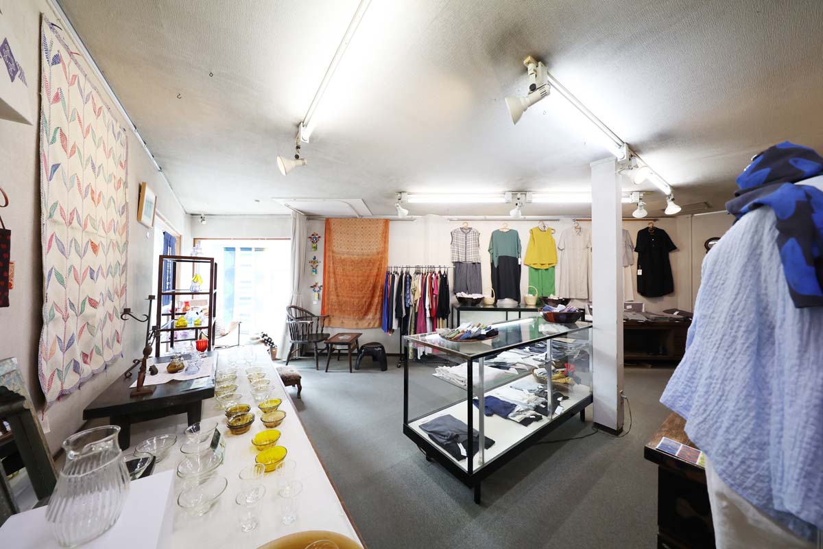 2階は織りものや染もの、衣類など布ものがメイン