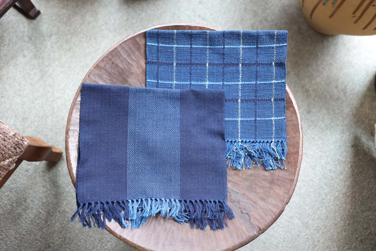 作：菅原智子　左「風通織センター（幅25cm×長さ40cm）」5500円　右「市松織センター（幅24cm×長さ40cm）」6050円