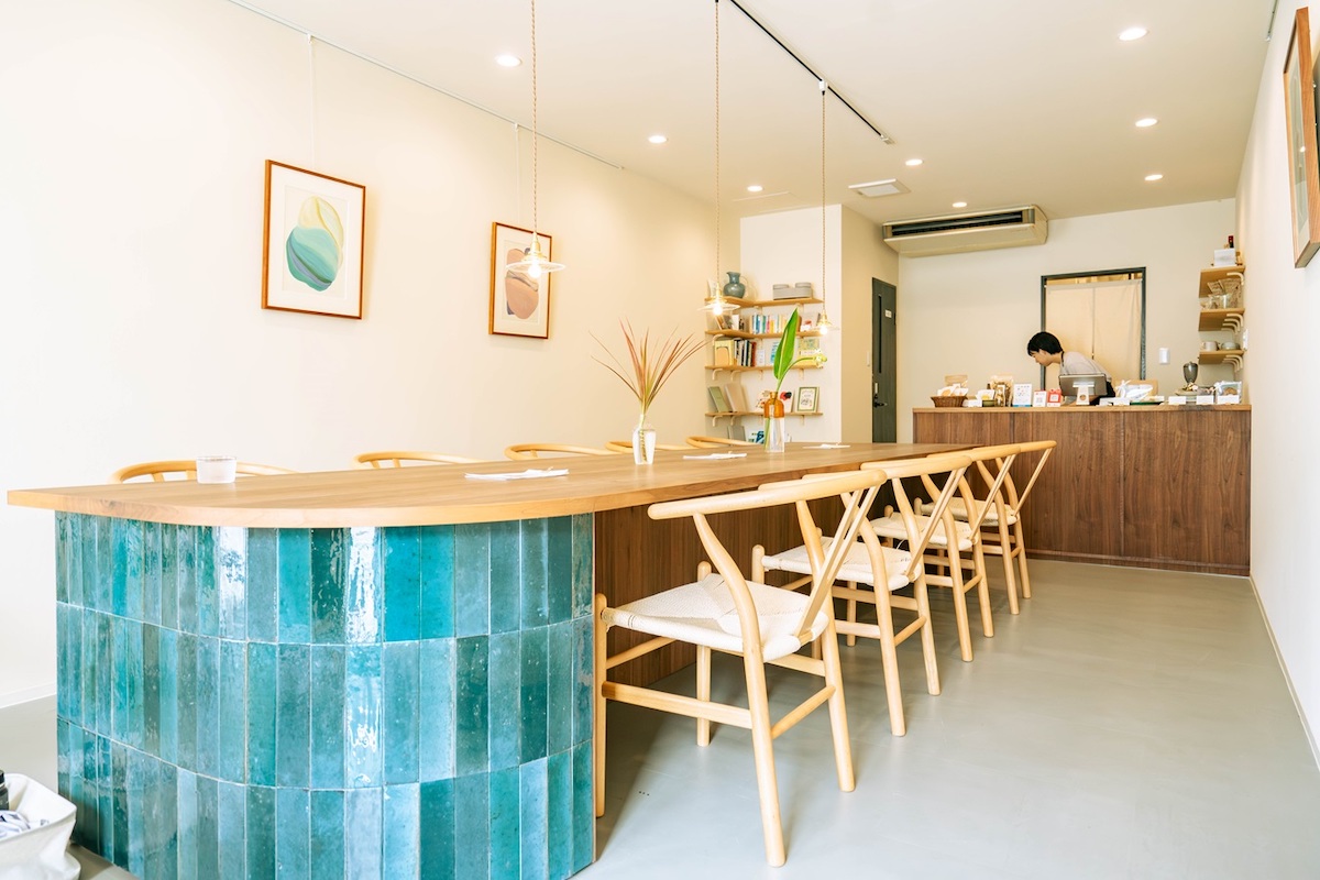 長さ4mの大きなテーブルは特注。青いタイルは水中をイメージ