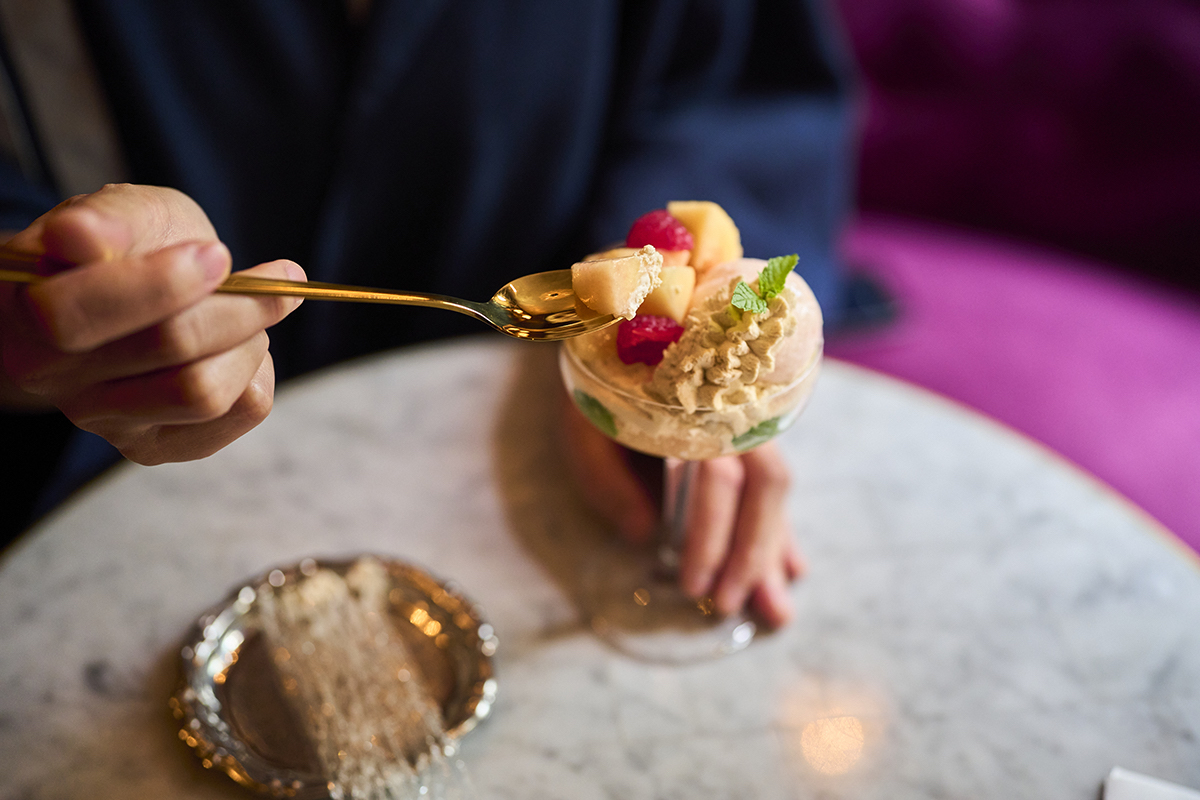上に刺さっている飴を小皿に移して食べると食べやすい