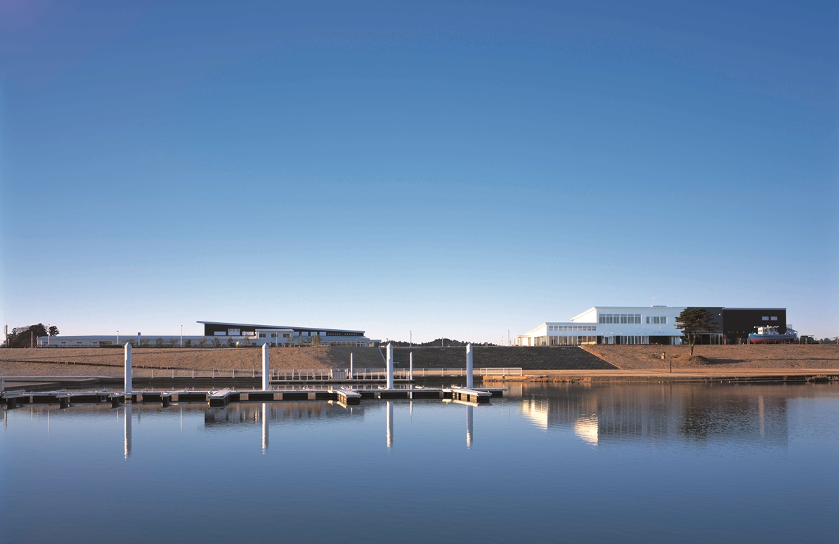 利根川の岸辺に立つ。左が道の駅、右が川の駅