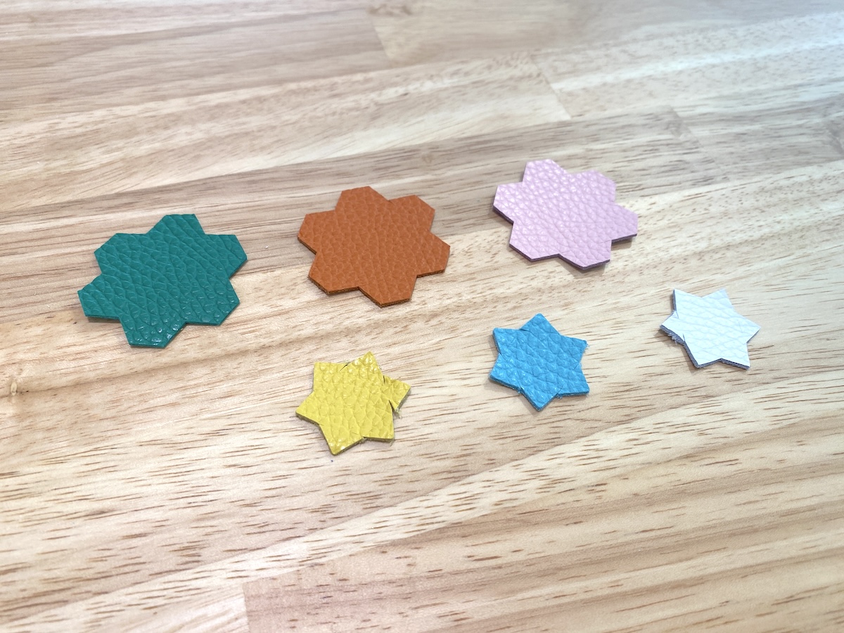 写真上段がLサイズ、下段がMサイズのピース