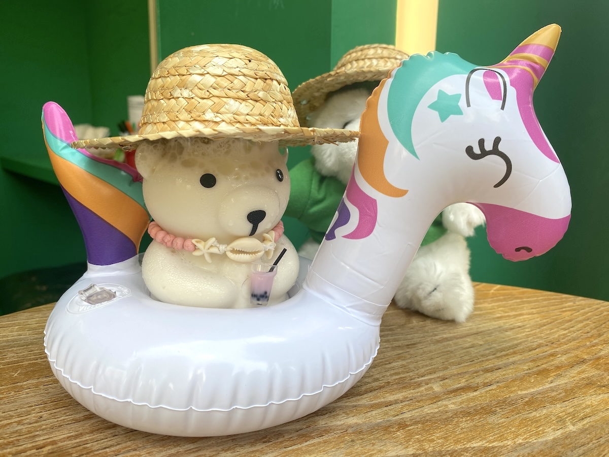 「はちみつバナナミルクKUMAペチーノ」1200円（「夏クマボトル」付き2400円）