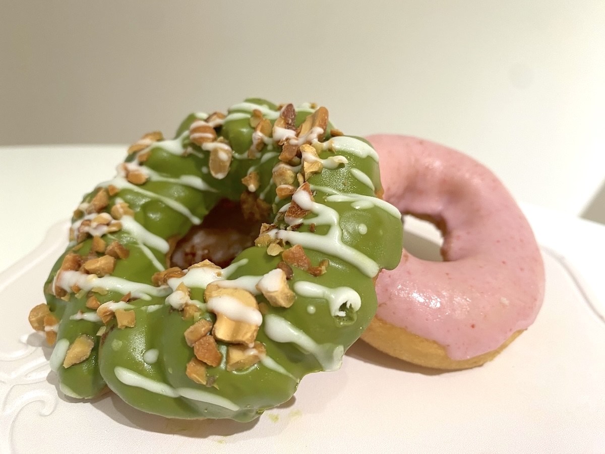 写真左から「ローストナッツ抹茶チョコ」450円、「イチゴドーナツ」450円