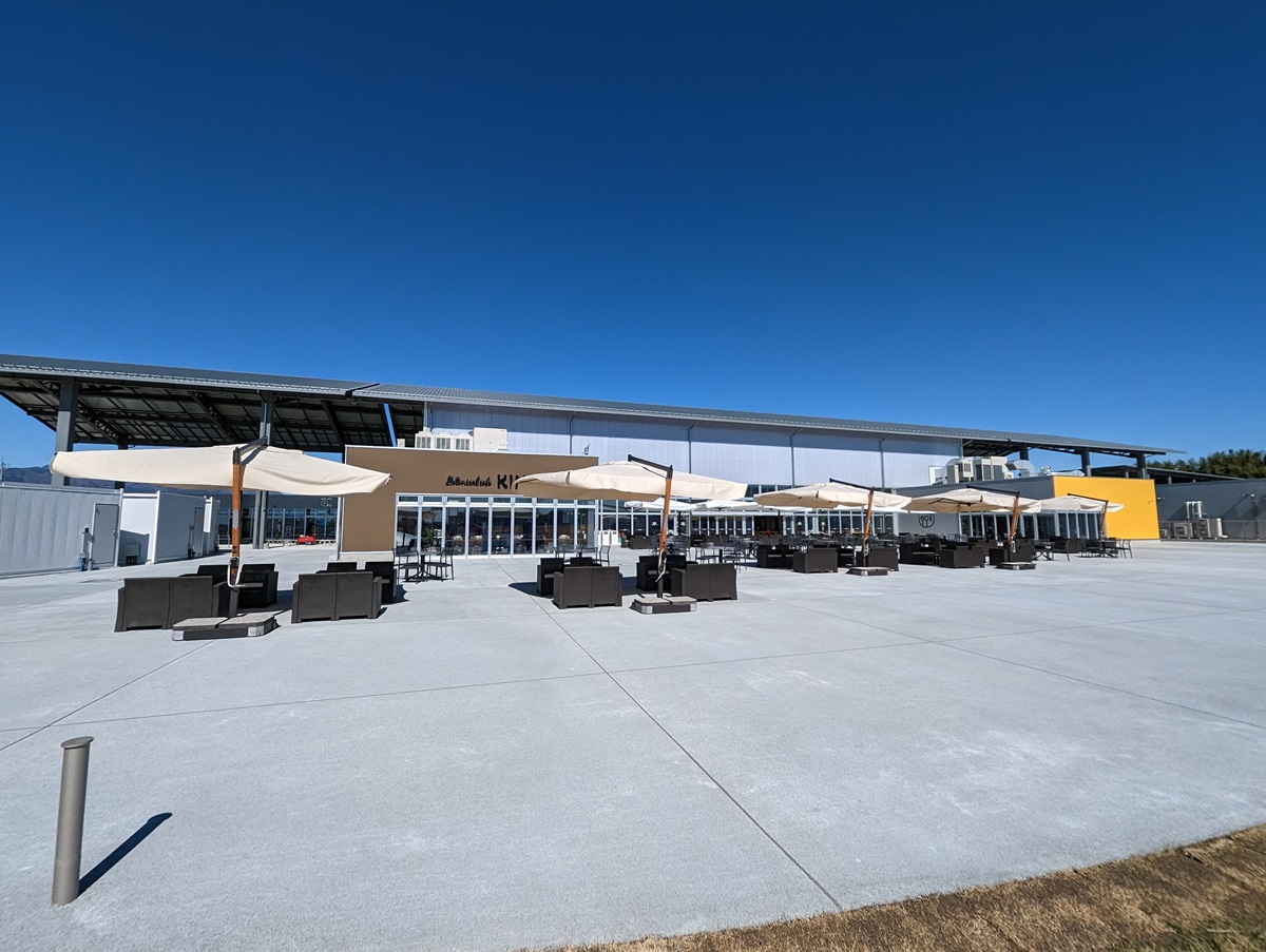 フードコート棟の前には山々を見晴らすテラス席もある