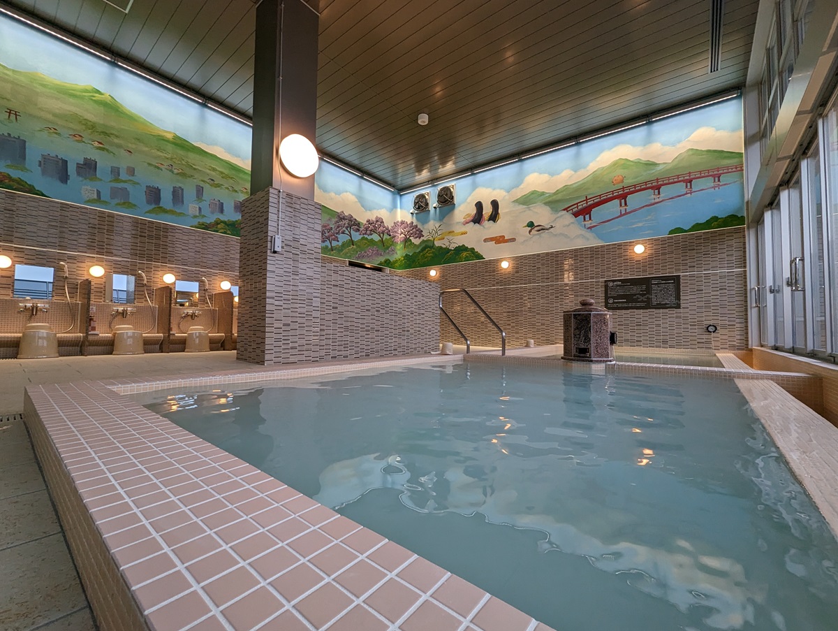 銭湯風のレトロな雰囲気。壁の赤城山は日本唯一の女性銭湯ペンキ絵師・田中みずきさん作