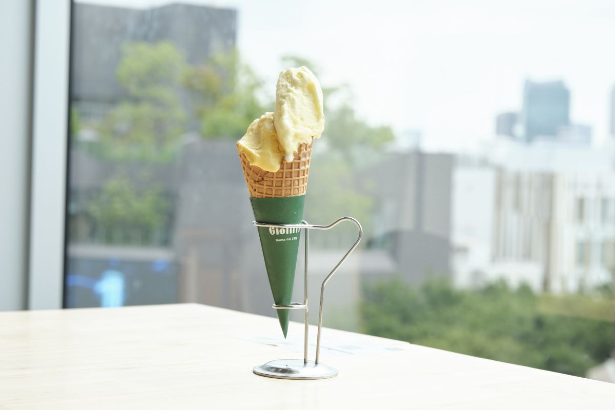 「ダブル（コーン）」825円（パイナップル、マンゴー）