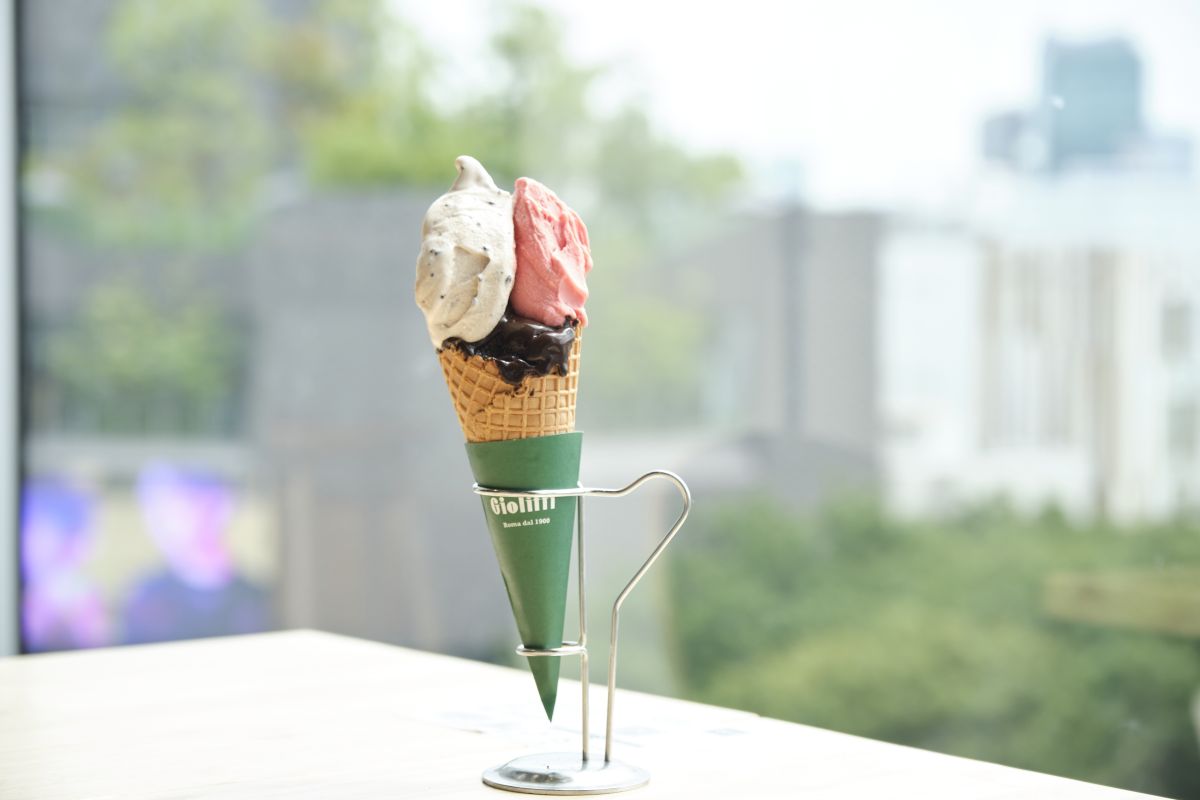 「トリプル（コーン）」935円（マーブルチョコレート、ストロベリー、ダークチョコレート）