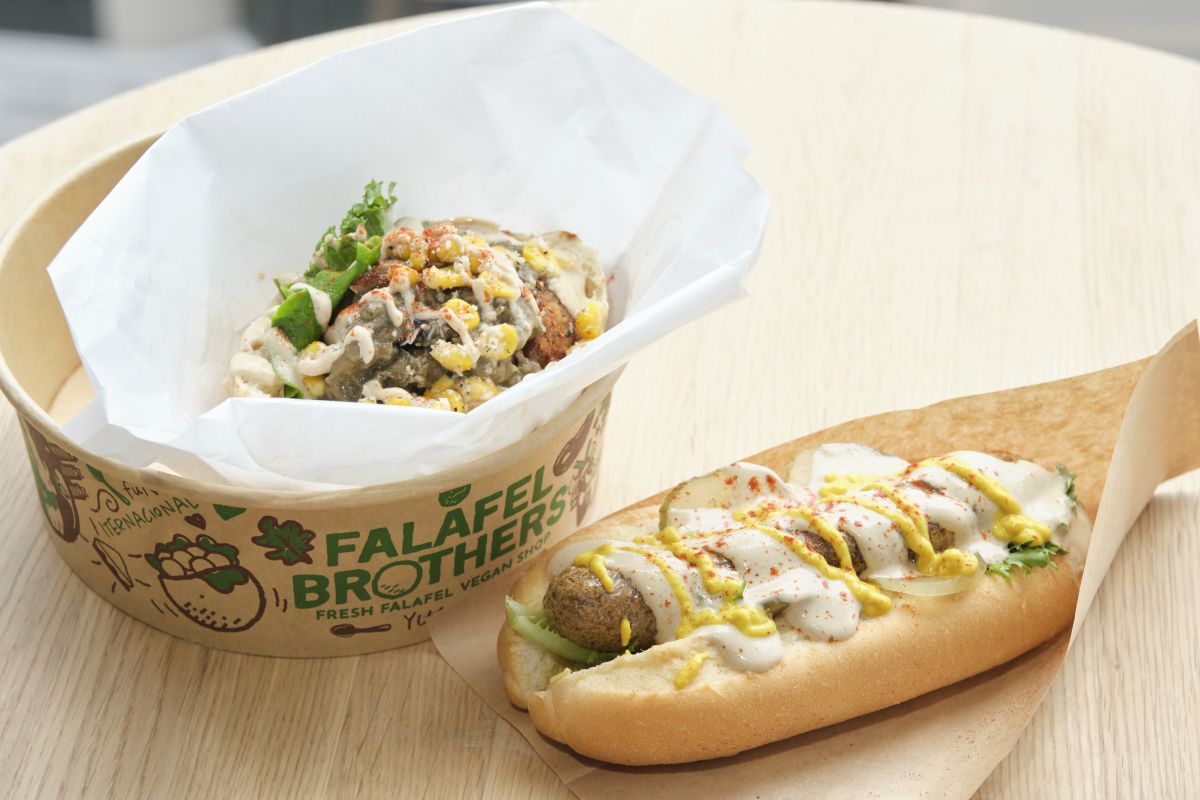 「ブラザーズハーフサンドイッチ」700円（左）、「ホットドッグケバブロ」950円（右）