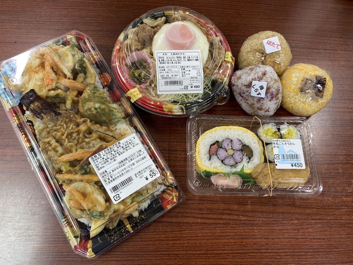 惣菜は弁当のほんの一例。右下は千葉県の郷土料理の祭り寿司