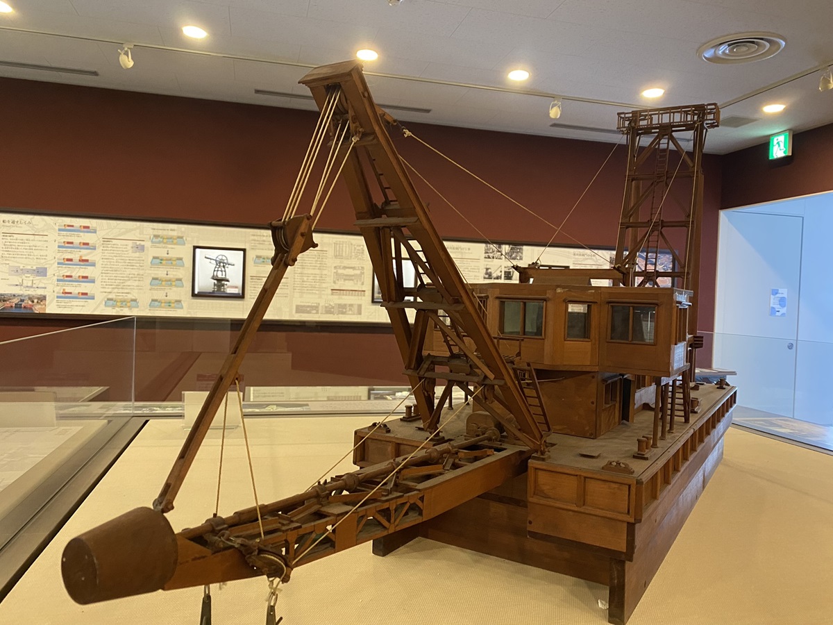 土砂をポンプでくみ上げる浚渫船（しゅんせつせん）の模型