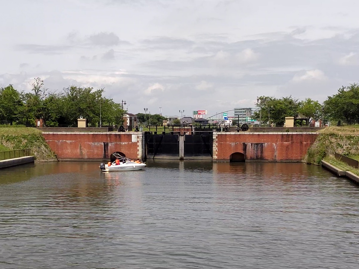 モーターボート遊覧。水郷大橋往復と横利根閘門往復は各1000円　たぬき島周遊500円