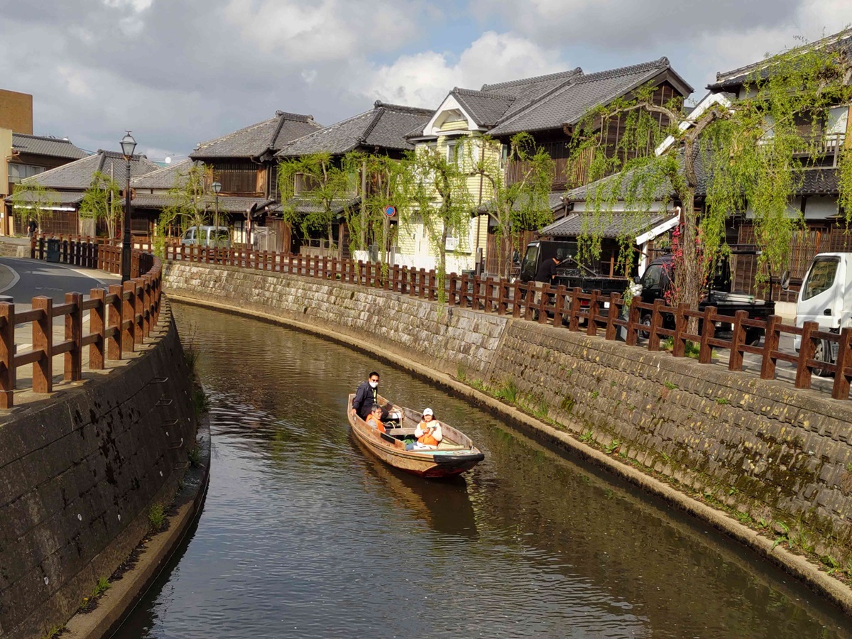 さはら木舟での佐原水路巡り。片道20分400円、往復40分800円