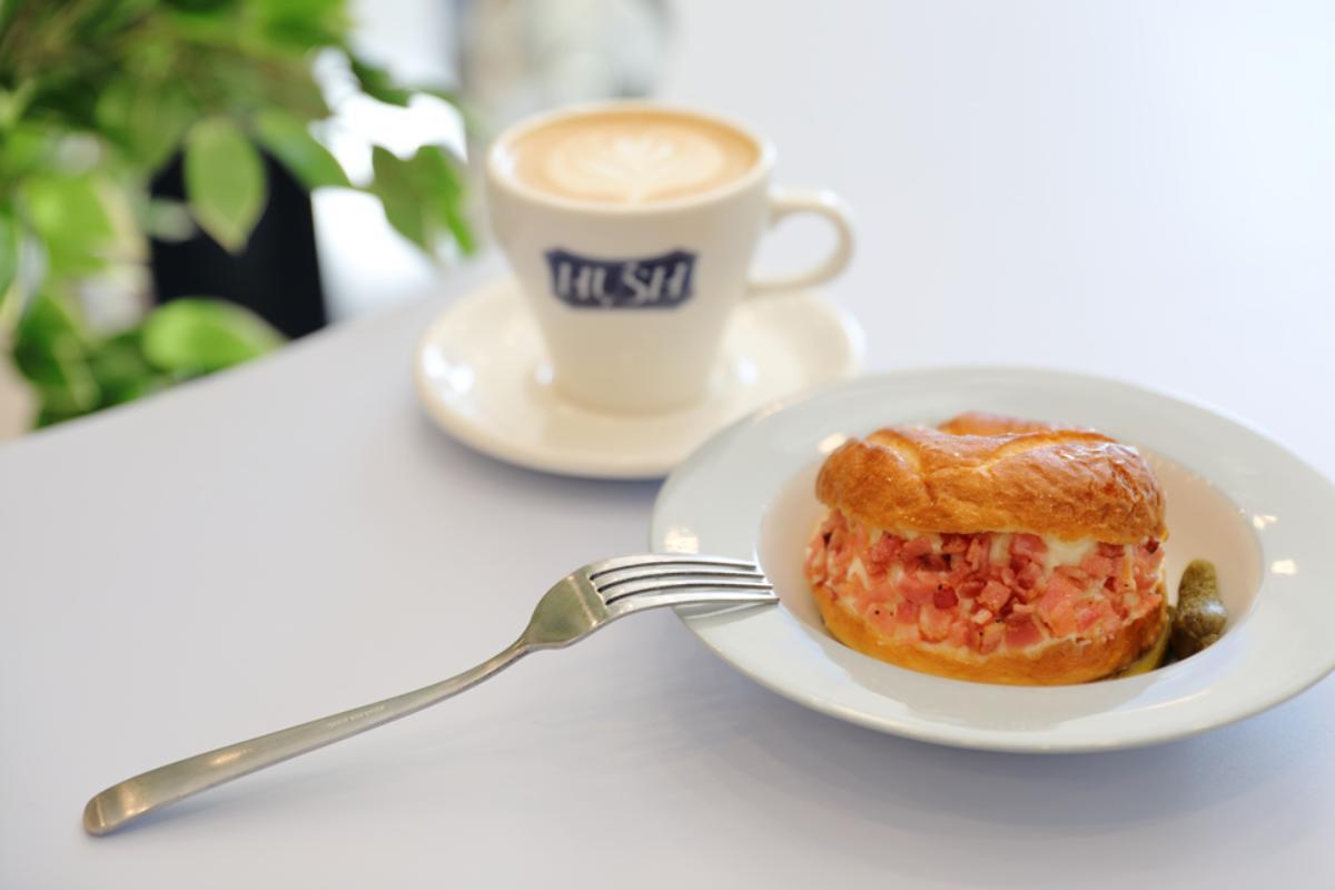 「マッシュポテトベーコンベーグル」935円（テイクアウト918円）、「バニララテ」660円（テイクアウト648円）