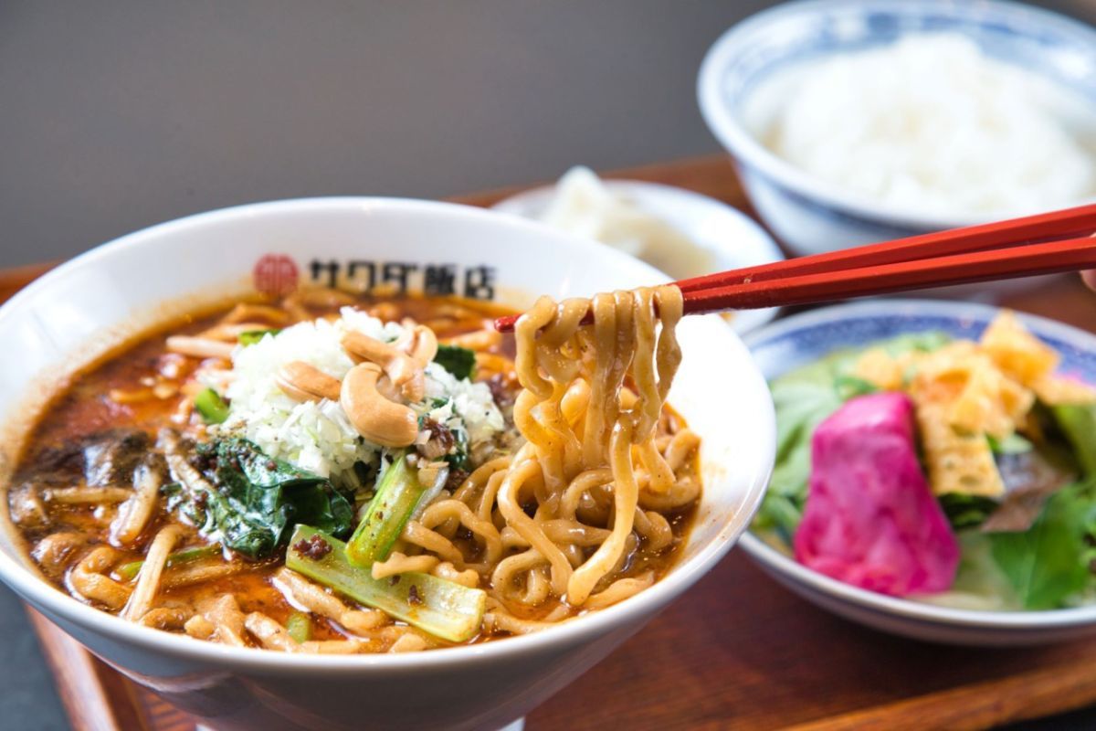 「さば節担々麺セット（本日の一品、サラダ付）」1350円（11時～14時30分LOのランチタイムのみ。夜は単品でさば節担々麺1450円）