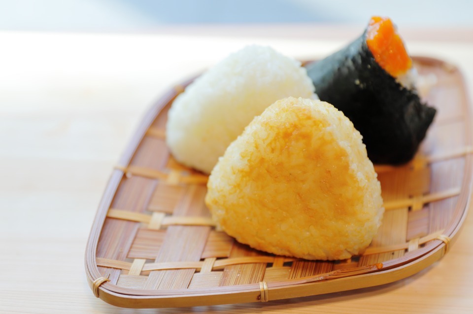 手前から「味噌にぎり」300円、「塩むすび」300円、「卵黄の味噌漬け」400円