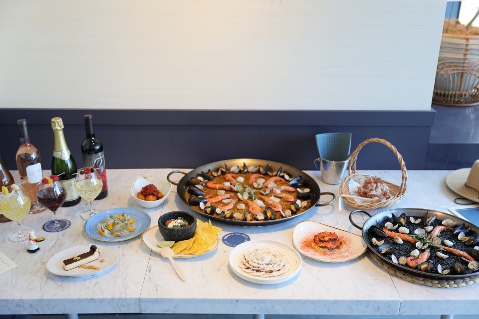 「エスクリバ パエリア」（写真中央）S3600円、M5100円、L9000円