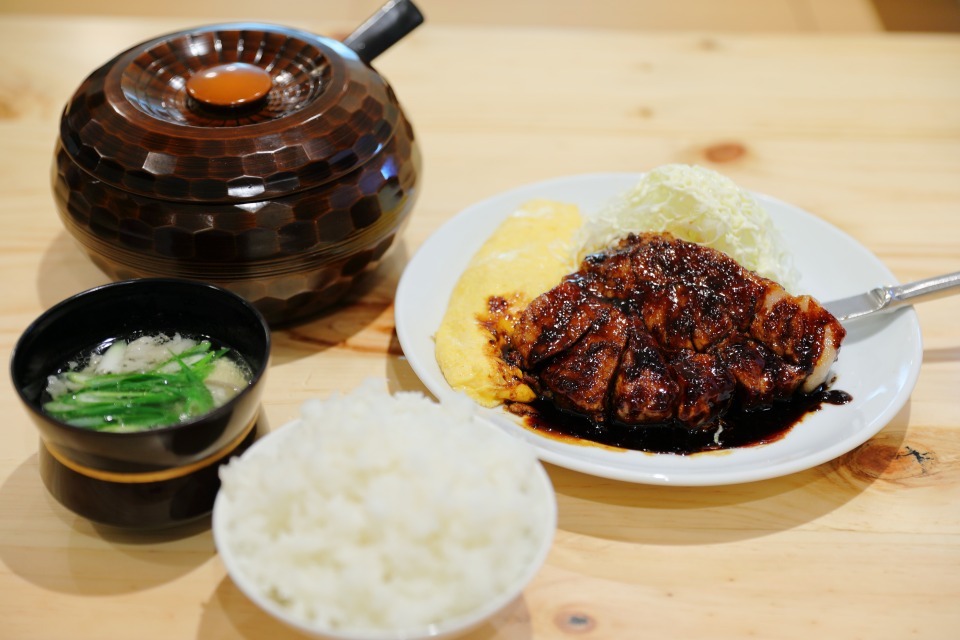 「トンテキ定食」（トンテキ、だし巻オムレツ、おひつご飯付き）1350円、「カッパ汁」付き1600円 ※ランチタイムの価格