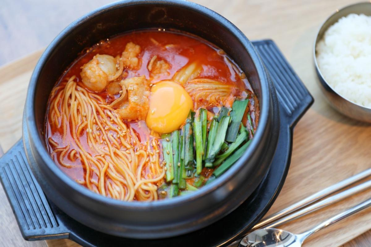 「ホルモンチゲ麺」1078円