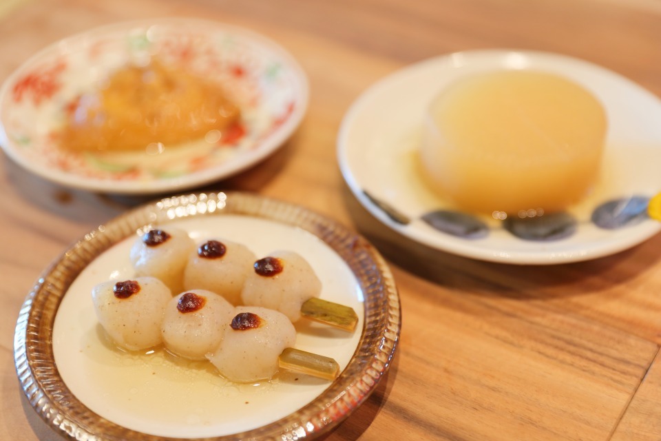 手前から右回りに「玉こんにゃく」270円、「大根」270円、「チーズきんちゃく」350円