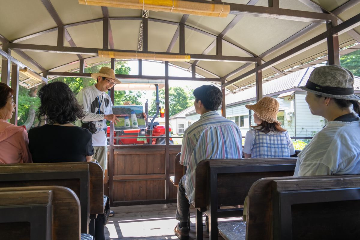 ファームトラクターライド(時間:10時30分 / 11時30分 / 13時30分 / 14時30分 / 15時30分、所要:45分、料金:1000円)