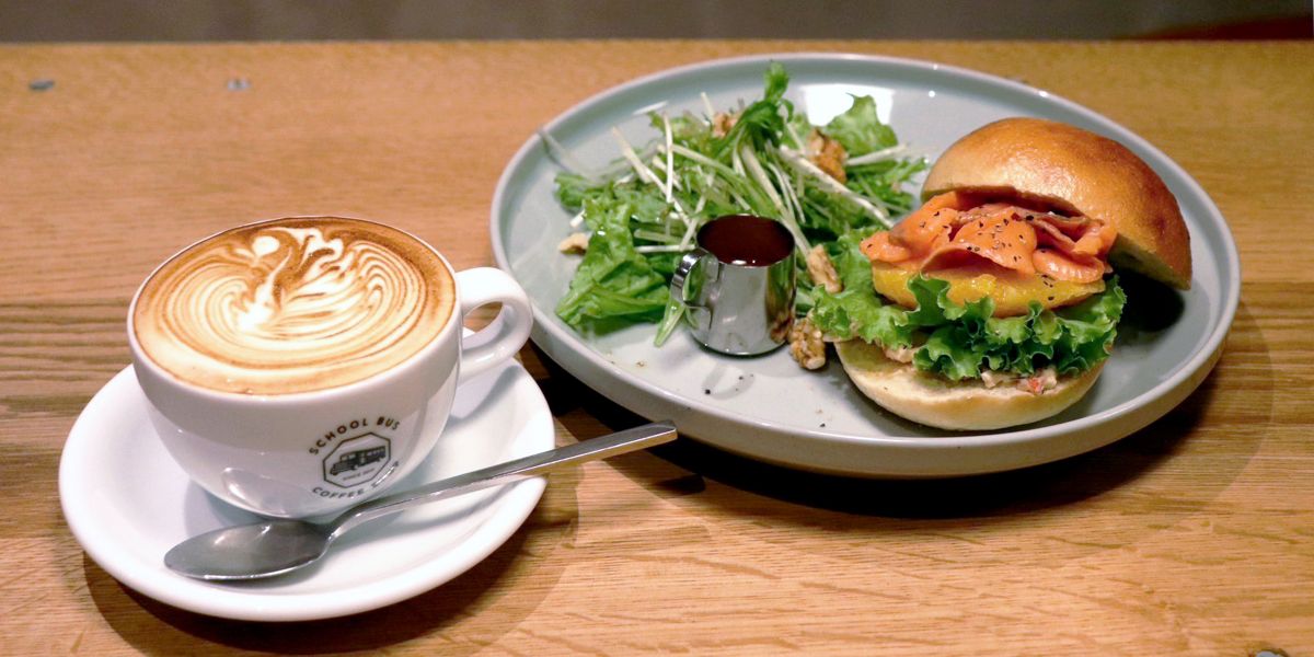 中目黒のカフェ「SCHOOL BUS COFFEE STOP NAKAMEGURO」で話題のベーグルサンドを