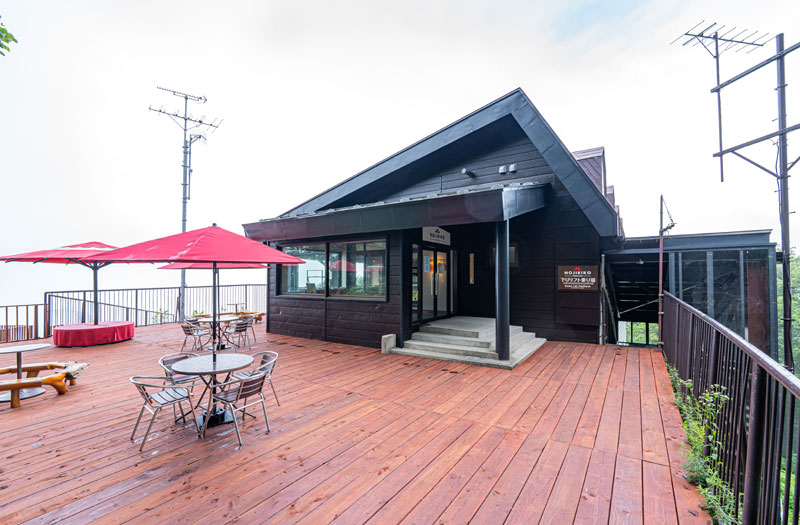 スタイリッシュな外観の「野尻湖ラウンジ」