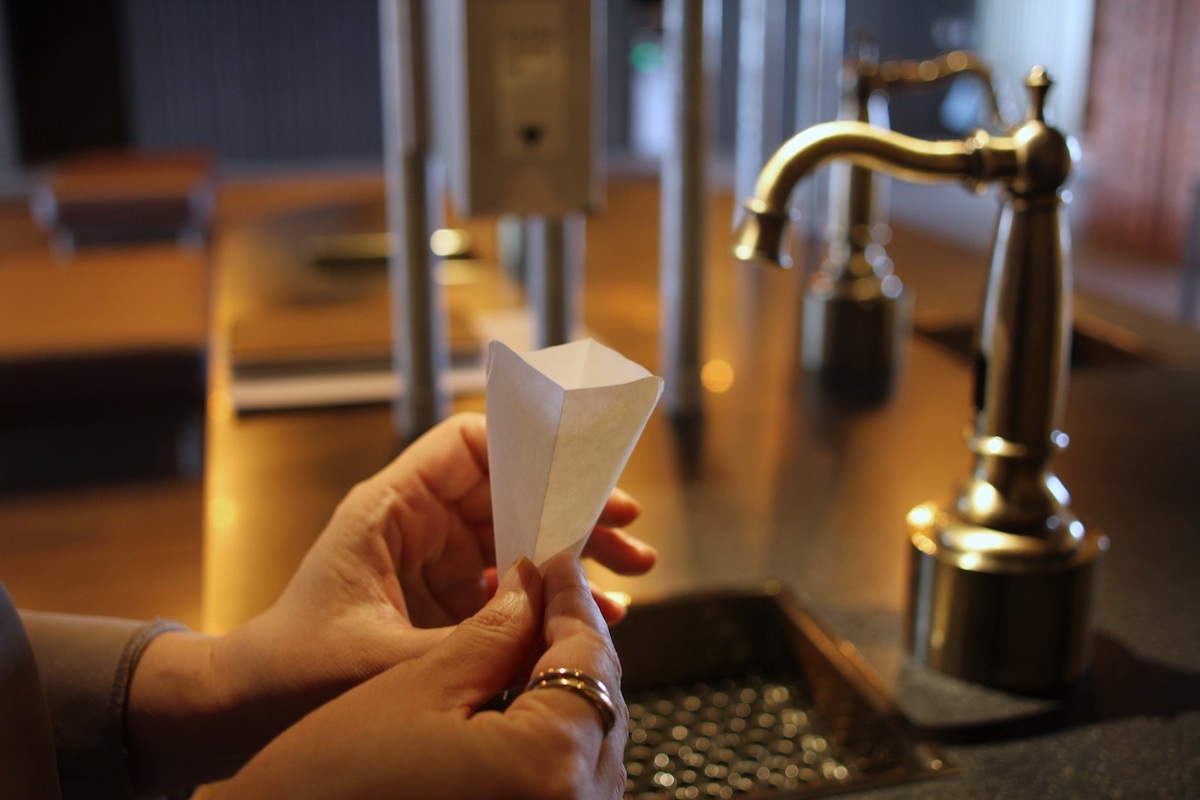 過去に新幹線で利用されていた「封筒型の紙コップ」