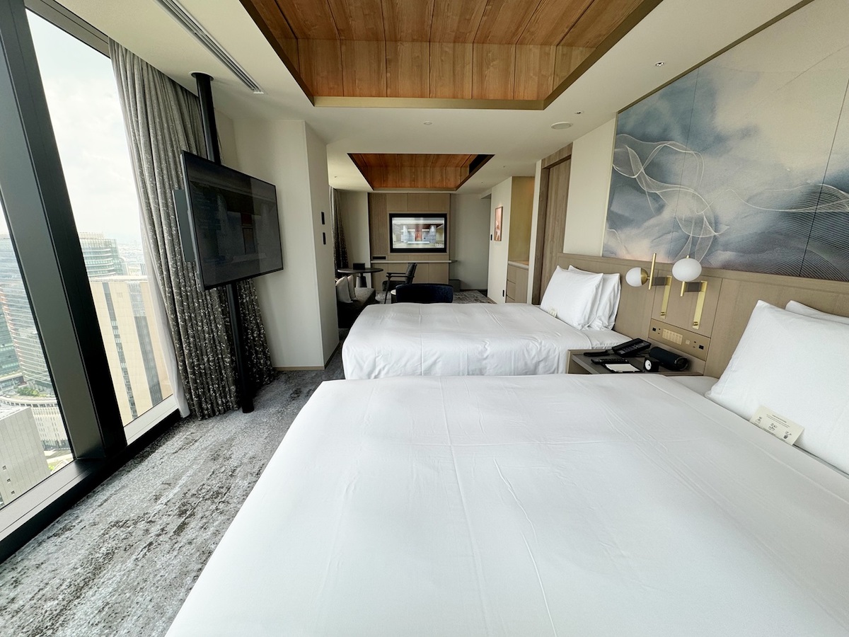 ベッド前の大きな窓の外には大阪の街が広がっている