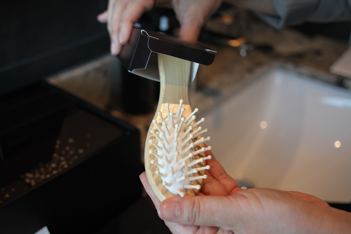 ヘアブラシと歯ブラシは竹製