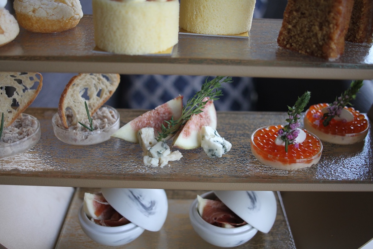 セイボリーにはイチジクの甘さを引き立てるブルーチーズといただく「ロックフォールといちじくのマリネ」も