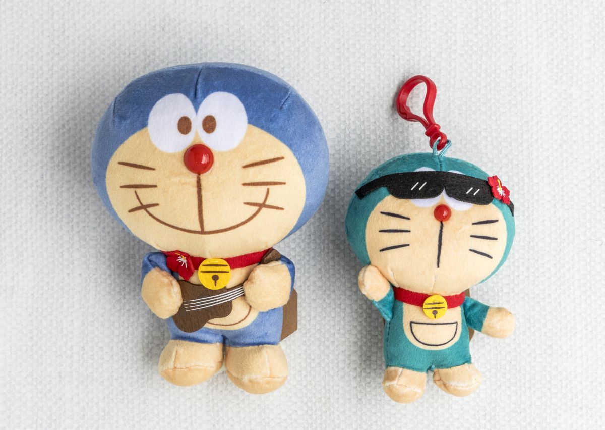 「ABCストア限定 日焼けドラえもん」左から：ぬいぐるみ$19.99、キーホルダー$16.99