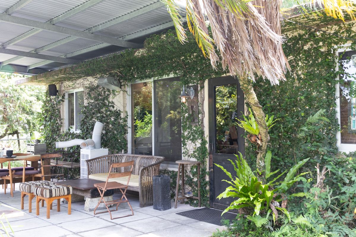 お店の入口横にはテラス席が