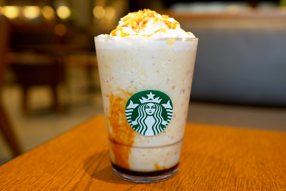 「焼き芋 香ばしカラメル フラペチーノ®」Tallサイズのみ 687円(持ち帰り)、700円(店内利用)