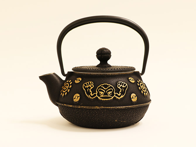 岩手県を代表する工芸品「南部鉄器」に、豪華な金色でイシツブテが描かれたインパクトある一品「南部鉄器 急須イシツブテ（金/黒）」9350円