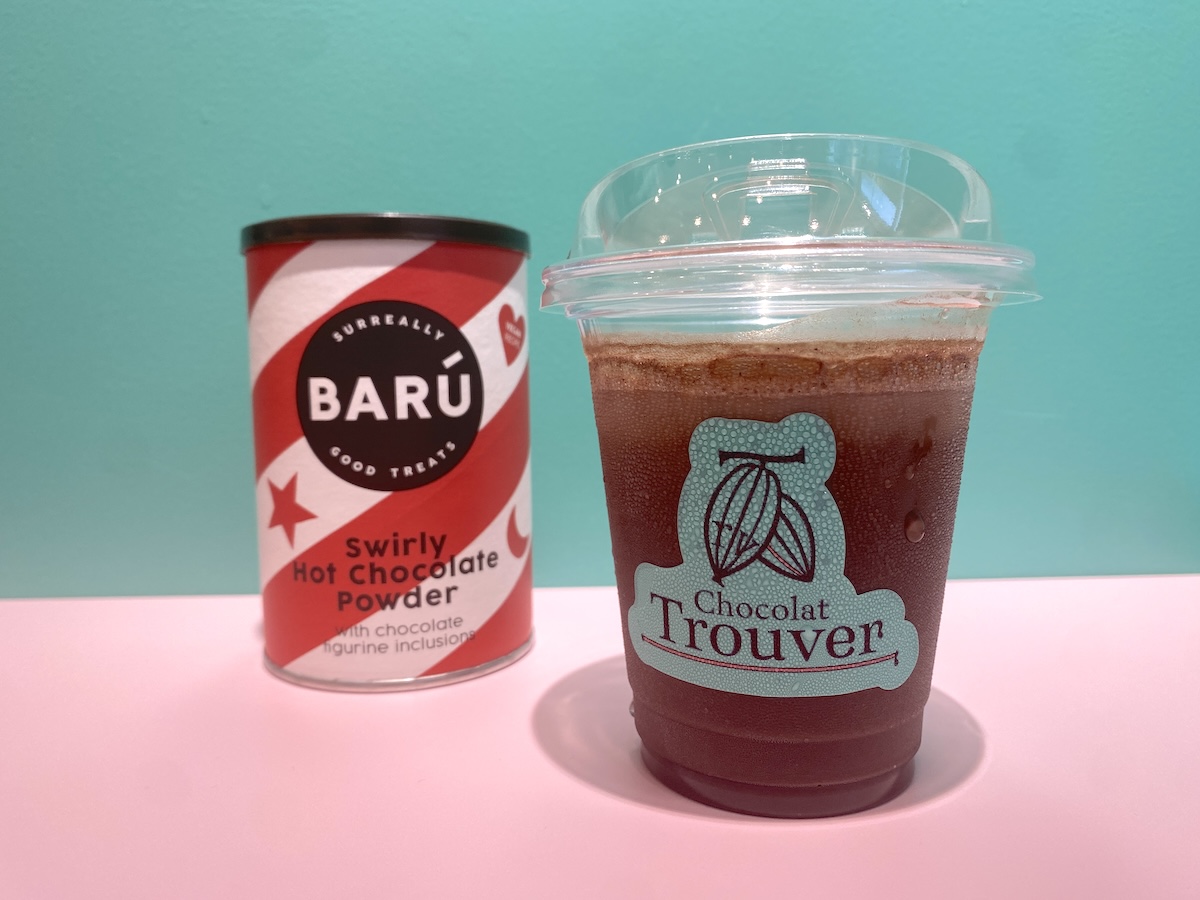 写真奥「スワーリー ホットチョコレートパウダー」1944円、写真手前「フラッペ・オ・ショコラ」770円