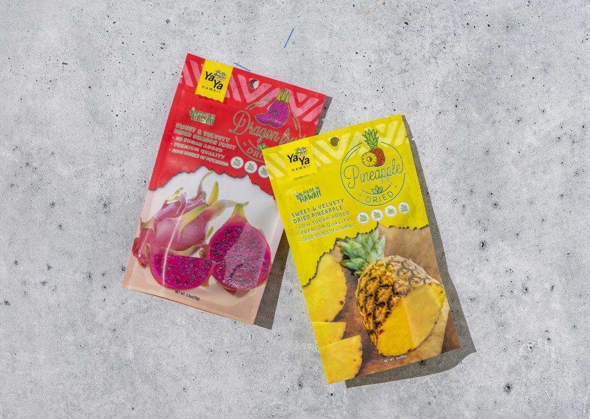 「ドライフルーツ」左から：ドラゴンフルーツ、パイナップル各$6.49 