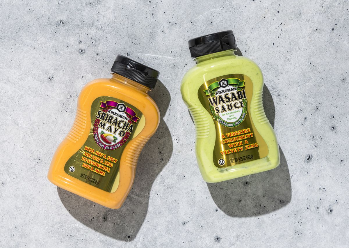 「キッコーマンソース」左から：スリラチャマヨ、わさびソース各$4.59  