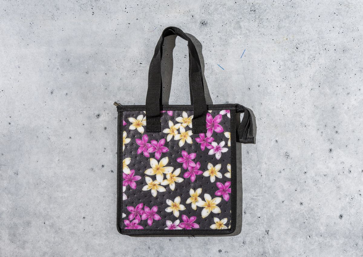 「保冷バッグ（ミディアムサイズ）」$5.99