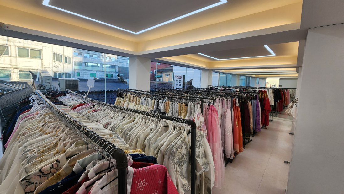 韓服男では伝統柄から、現代風のものまで幅広く揃う