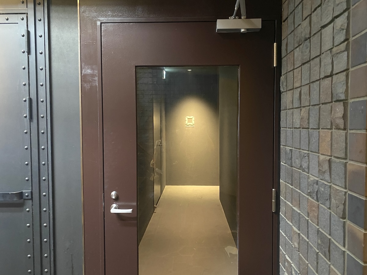 下りた先にあるブラウンの扉が「anonymous art cafe」の入口