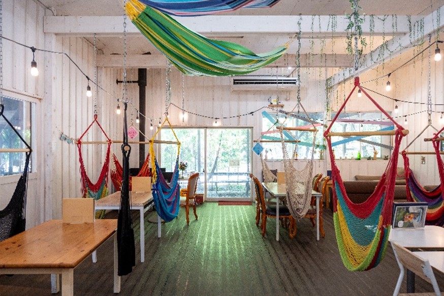 店内に入って目を引くのが吊り下げられたたくさんのハンモック