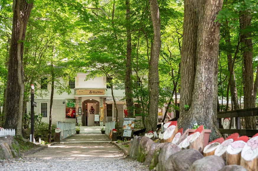 入り口ではトントゥ達がお出迎え