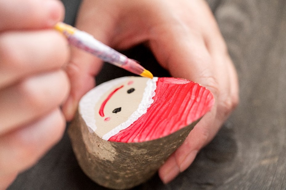 トントゥ作りがスタート！選んだ木に絵付けをしていきます